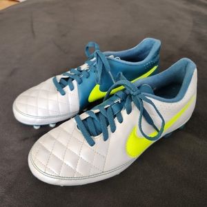 Nike Tiempo Soccer Cleats Women’s Size 6 White/Teal